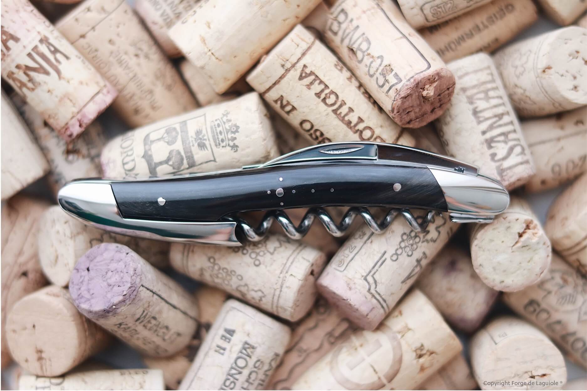 Forge De Laguiole Sommelierkorkskruv med mörk hornfärg och högglanspolerad finish.