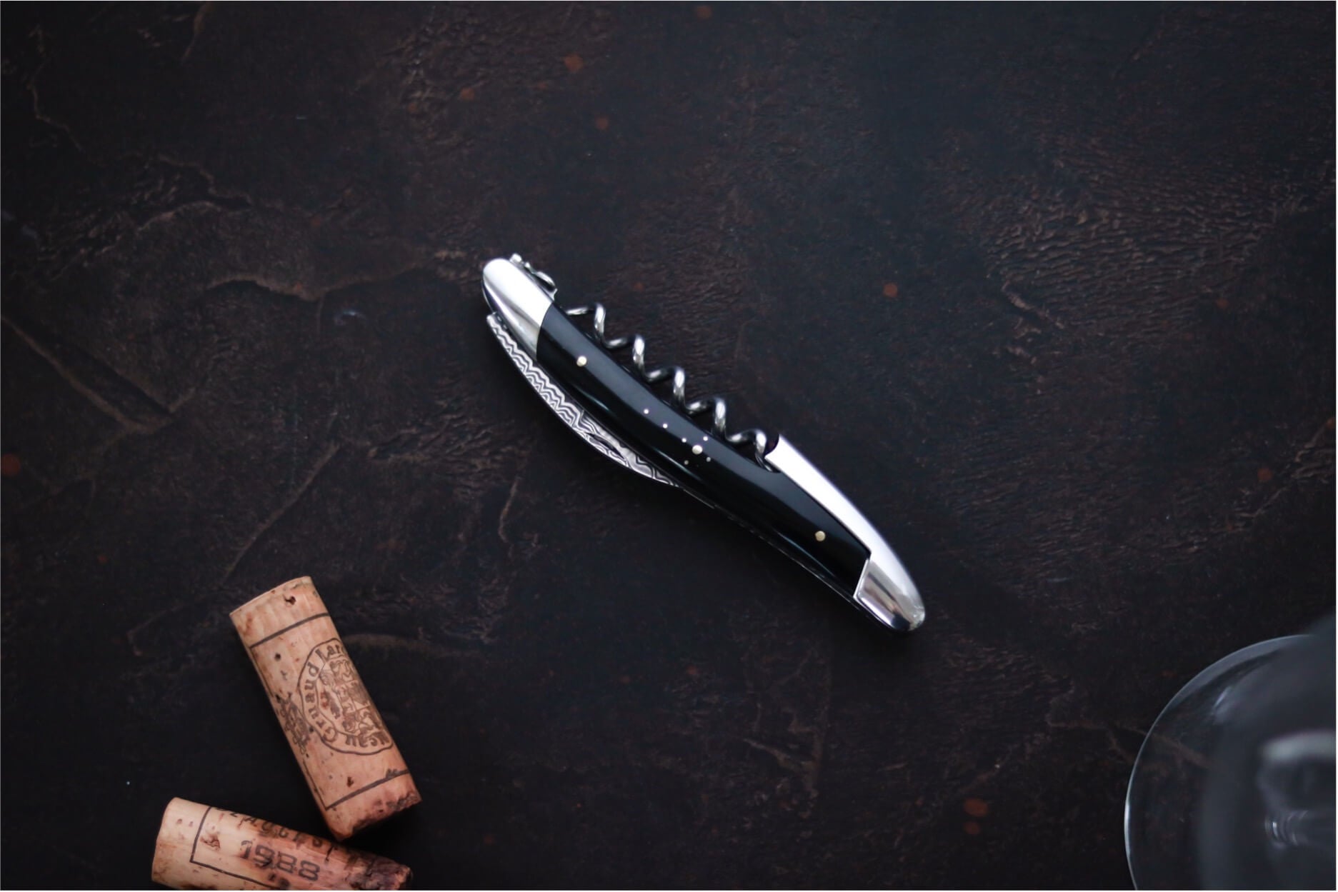 Forge De Laguiole Sommelierkorkskruv med mörk hornfärg och högglanspolerad finish.