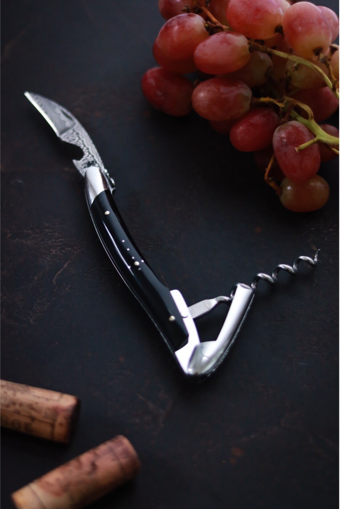 Forge De Laguiole Sommelierkorkskruv med mörk hornfärg och högglanspolerad finish.