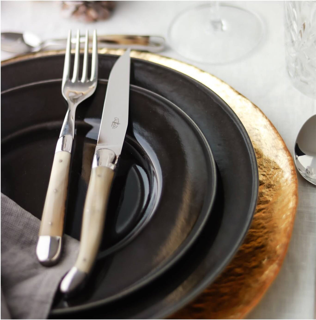 Forge De Laguiole med lätt hornhandtag och briljant blad i rostfritt stål