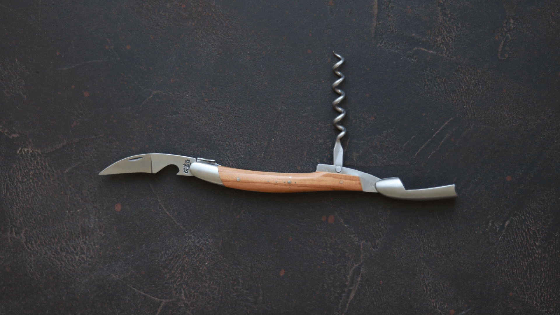 Forge De Laguiole Sommelier Korkskruv med olivträ och satinfinish