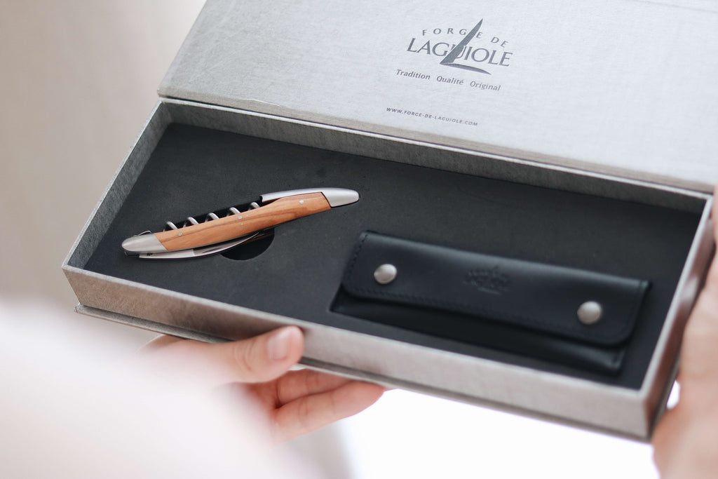 Forge De Laguiole Sommelier Korkskruv med olivträ och satinfinish