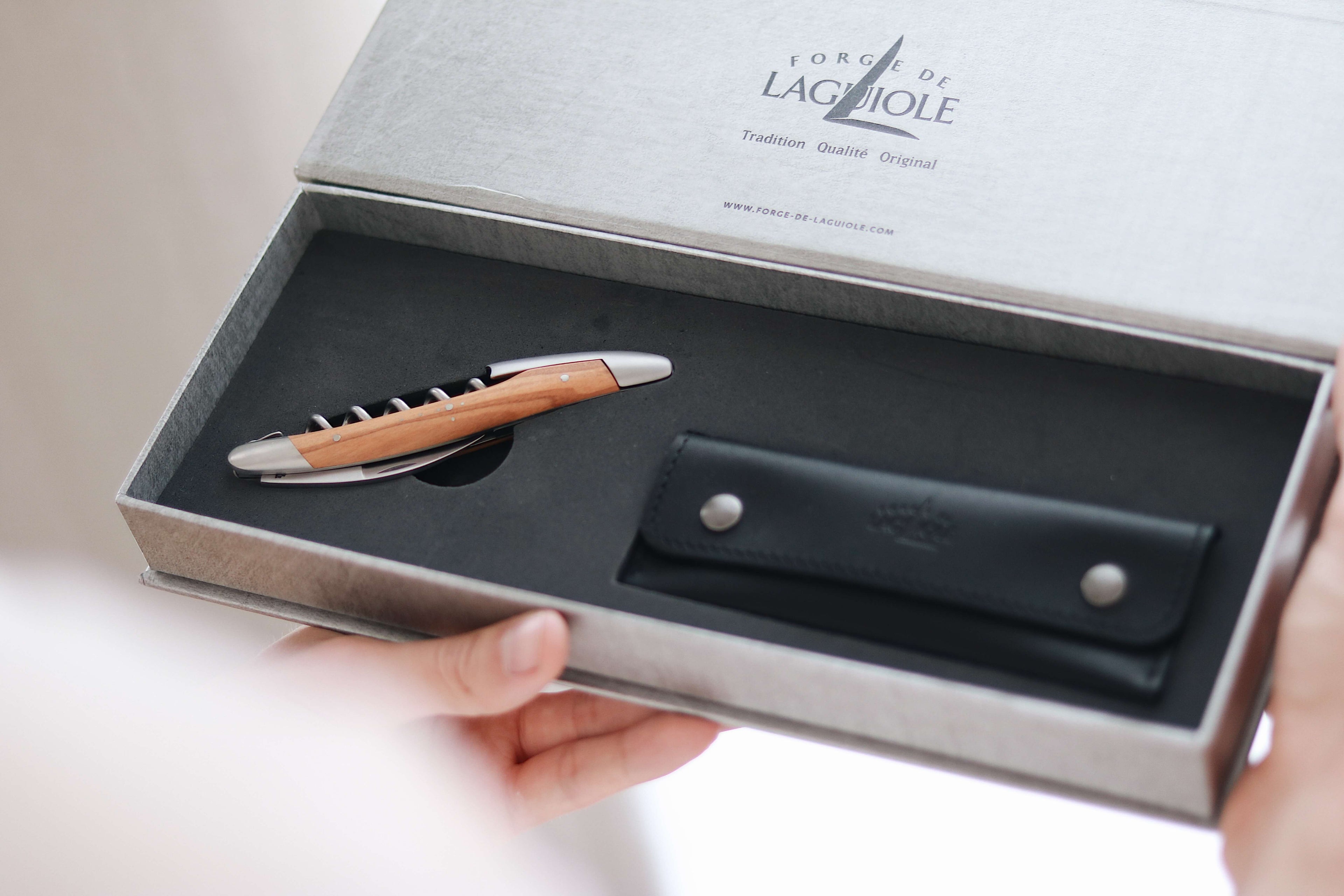 Forge De Laguiole Sommelier Korkskruv med olivträ och satinfinish