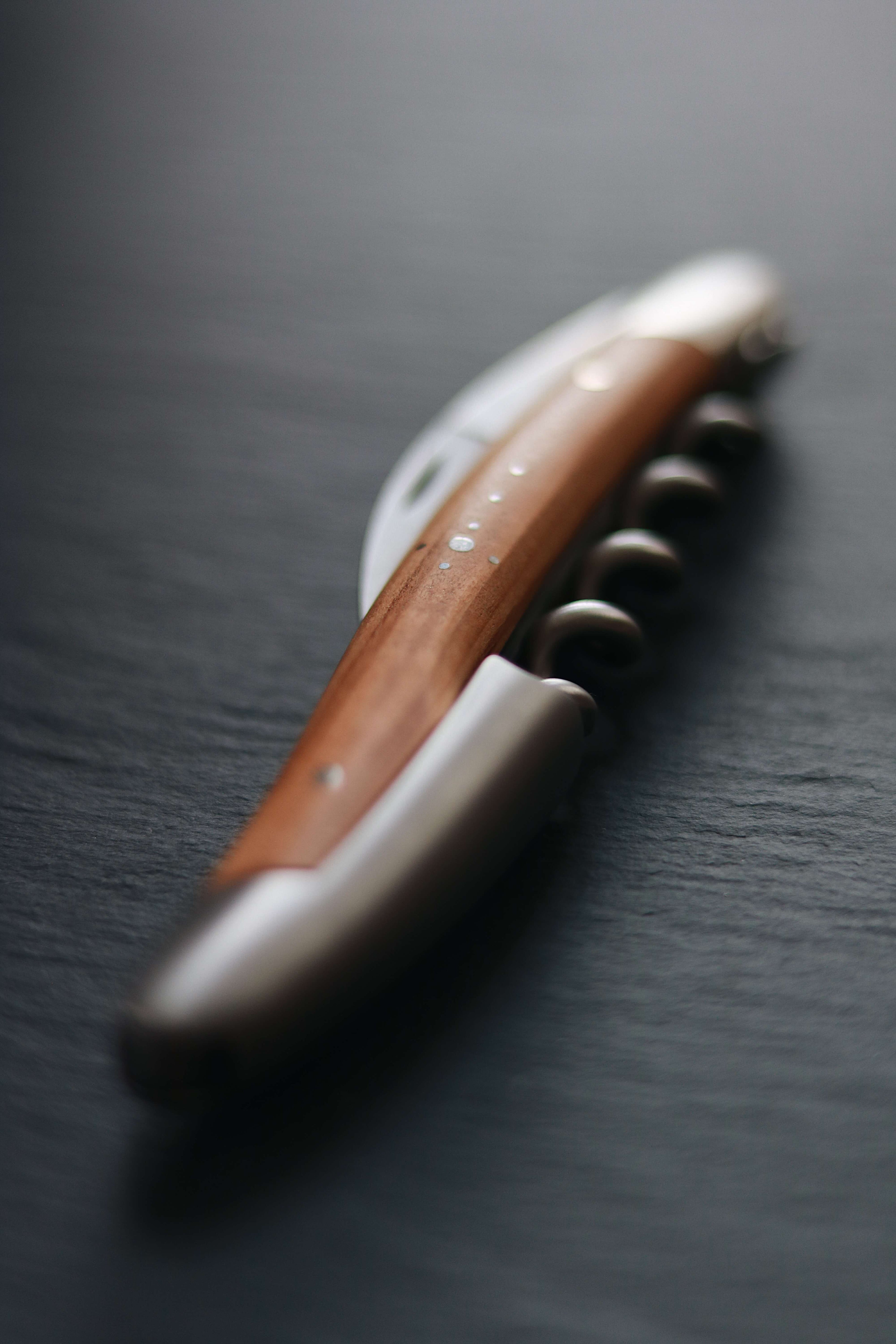 Forge De Laguiole Sommelier Korkskruv med olivträ och satinfinish