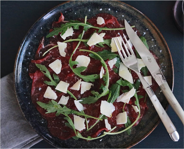 Forge De Laguiole med lätt hornhandtag och briljant blad i rostfritt stål