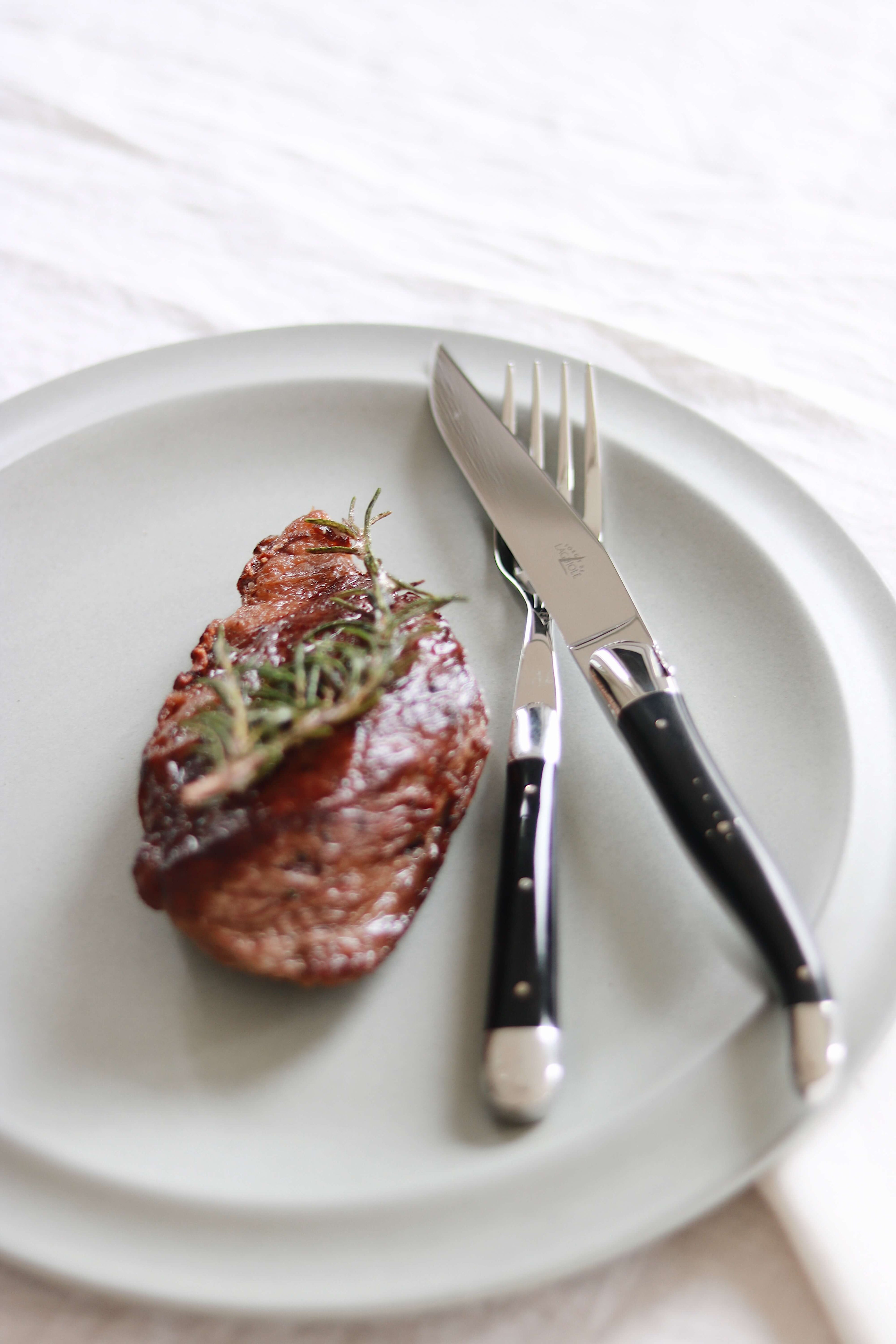 Forge De Laguiole-knivar med handtag av mörkt horn